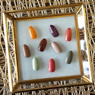 まだ日中はちょっぴり暑いですが
たしかに秋の訪れを感じる今日この頃。

秋の指先にぴったりな、くすみ・深み・おだやかさを感じる秋の色をご紹介。

美味しそうな色が多いのは、実りの季節だからかもしれません🤭

#四季彩まといネイル は
休日だけネイルを楽しむ方にも
ジェルネイルをしている方にも
オススメしたい
爪に優しい水性ネイルです
.
✦除光液不要（アルコールまたはお湯でオフ）
✦美容成分配合
✦軽やかな塗り心地
.
.
#kyomiori
#ピールオフネイル #秋ネイル
#水性指甲油 #japanesenailpolish #ネイル #水性ネイル #수성네일 #waterbasednailpolish #ネイルアート #nail #セルフネイラーさんと繋がりたい #ポリッシュ派 #水性マニキュア