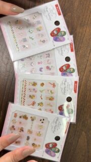 四季彩まといネイルとセリアのぷっくりネイルシールを組み合わせて
簡単に和モダンかわいいネイルの完成✨

四季彩まといネイルとの色合わせや配置のポイントは、kyo・miori公式YouTubeで公開中💗

#四季彩まといネイル #ネイルアレンジ #水性ネイル